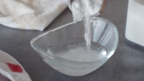 hornear pan: mezclar ingredientes