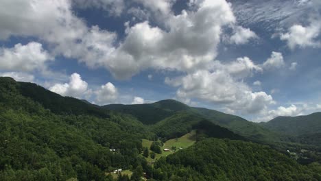 Nubes-Pasando-Sobre-Las-Grandes-Montañas-Humeantes-En-Maggie-Valley-Carolina-Del-Norte