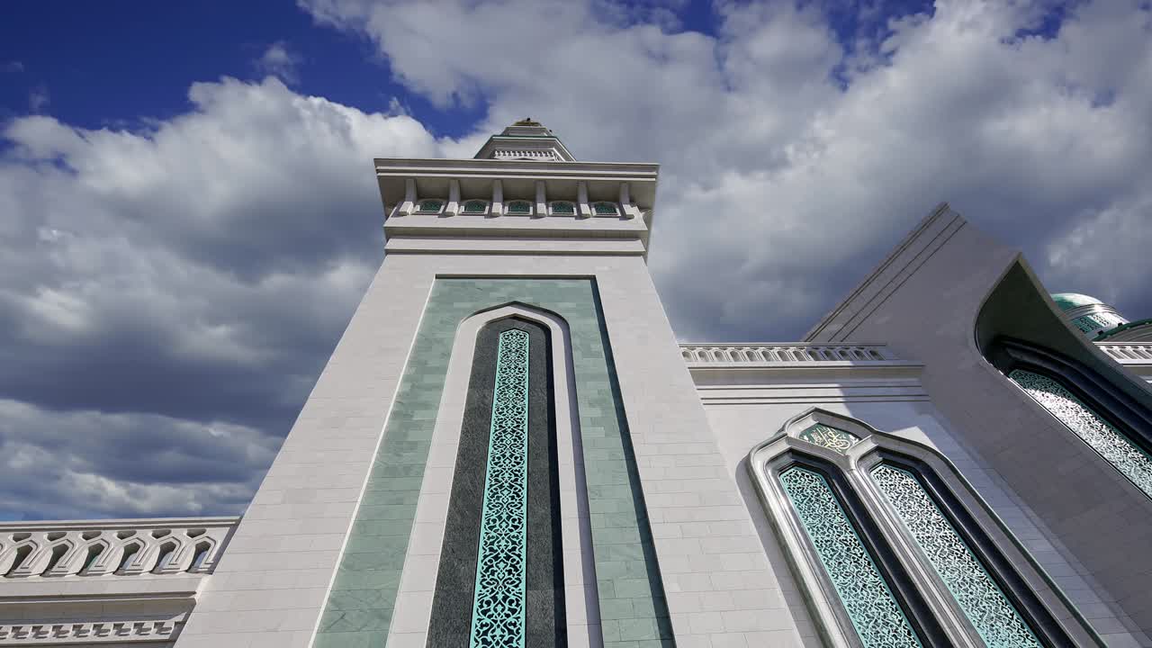 la mezquita de la catedral de moscú contra las nubes móviles, rusia -- la mezquita principal en moscú, nuevo punto de referencia