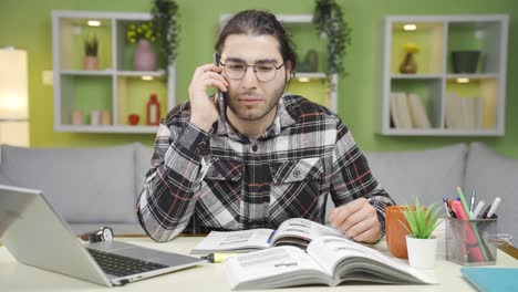 Als-Der-Junge-Mann-Am-Telefon-Schlechte-Nachrichten-Hört,-Ist-Er-Verzweifelt-Und-Traurig.