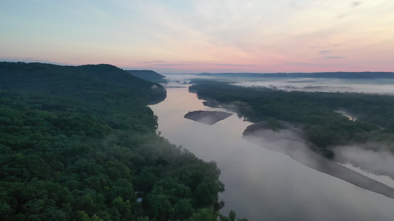 안개가 가득한 강의 해가 뜨는 곳