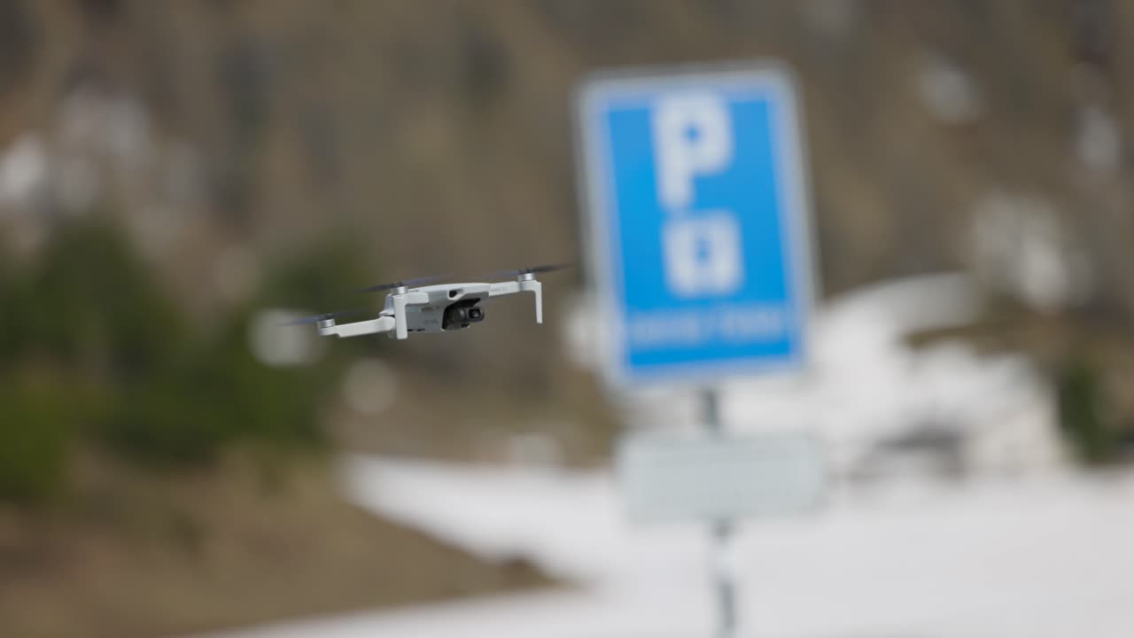 드론이 앞으로 가속하고 공중에서 급격히 브레이크를 니다. 고급 비행 제어와 민함.