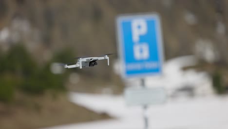 drone acelerando hacia adelante y luego frenando bruscamente en el aire, control de vuelo avanzado y agilidad