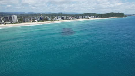 Palm-Beach-En-La-Ciudad-De-Gold-Coast,-Queensland,-Australia---Toma-Aérea