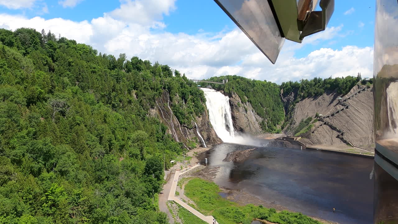 punto de vista de la cascada de la ladera desde el interior de la cabina del teleférico que desciende, cascada montmorency quebec canadá