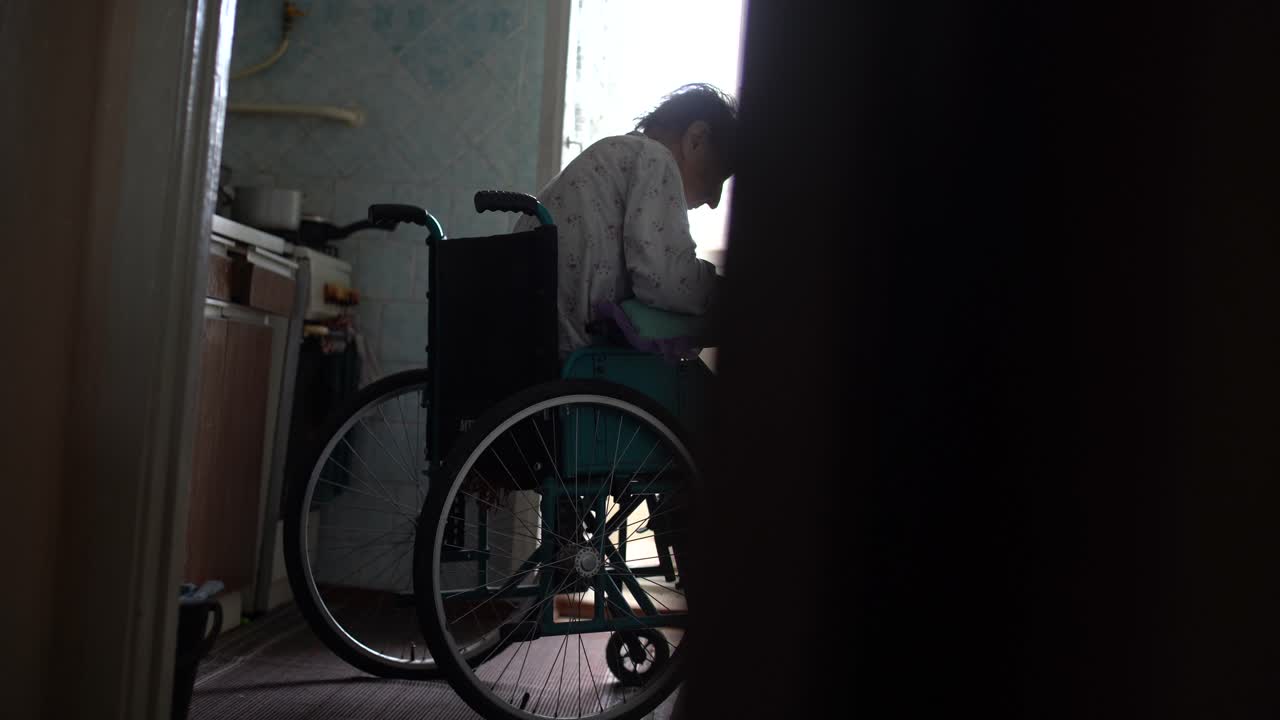 mujer muy vieja en silla de ruedas