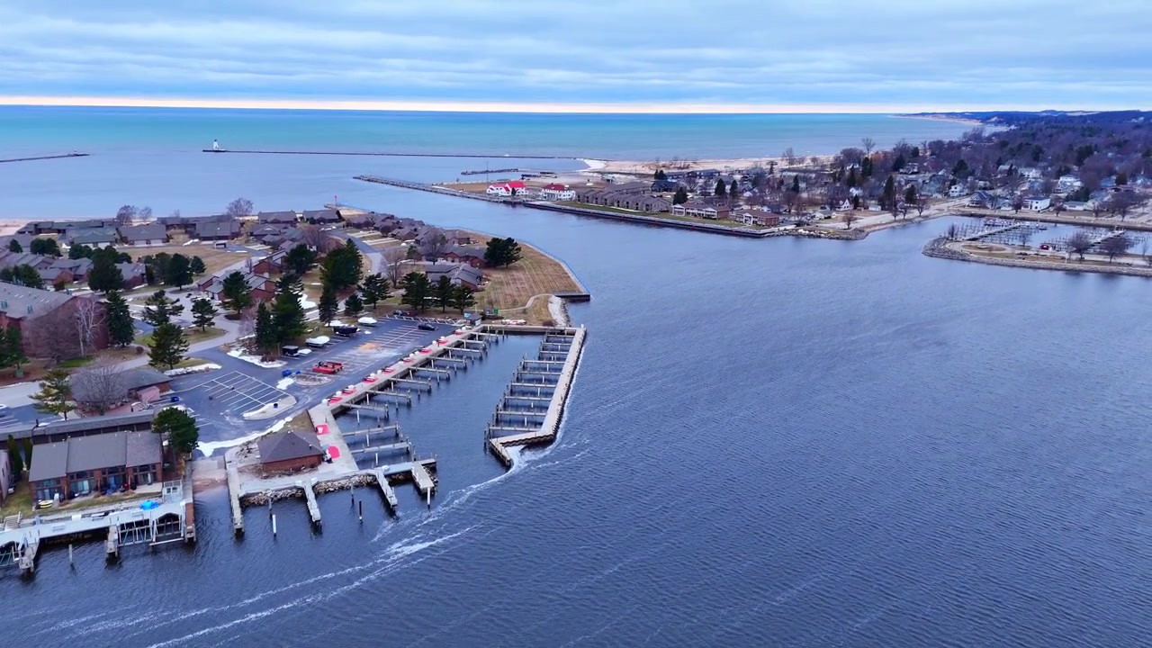 Ingresso del porto con banchine vuote a Ludington, Michigan, USA in vista aerea.