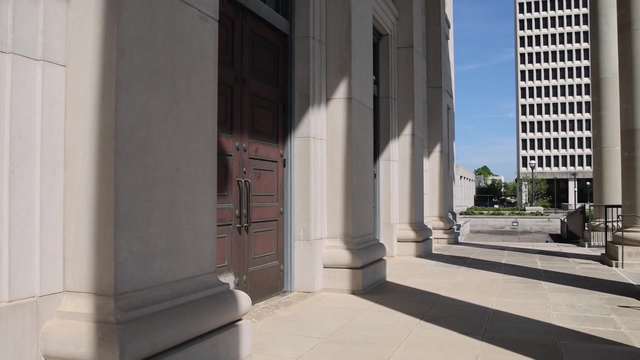 Columnas y puertas en el edificio de la Corte Suprema del estado de Misisipi en Jackson, Misisipi, con video paneando a la derecha