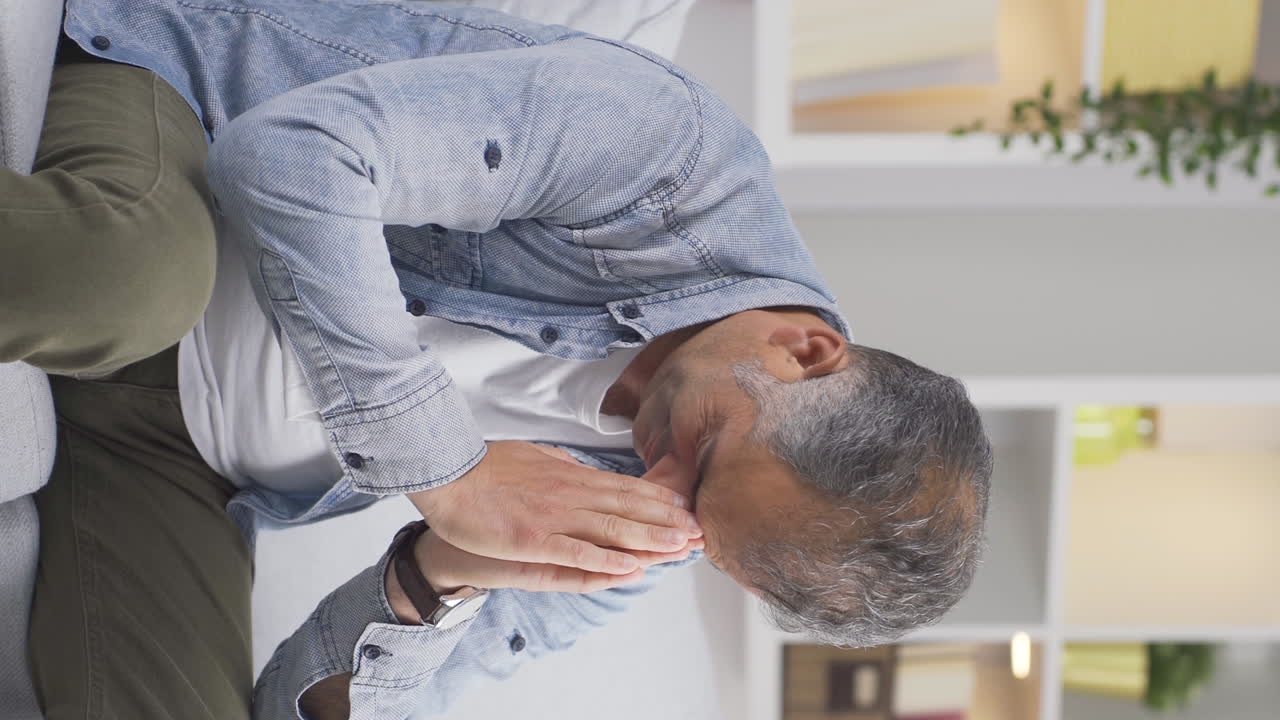 video vertical de anhelo por la familia, el hombre busca la reconciliación y ora.