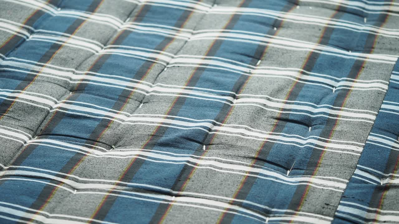 primer plano de una tela a cuadros acolchada