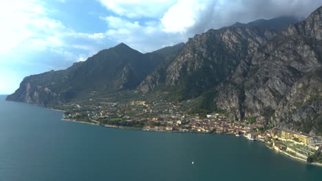 volar en una toma aérea de un hermoso e impresionante paisaje a orillas del lago de garda, italia