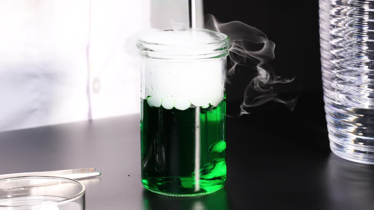 experimento de hielo seco que produce humo y burbujas