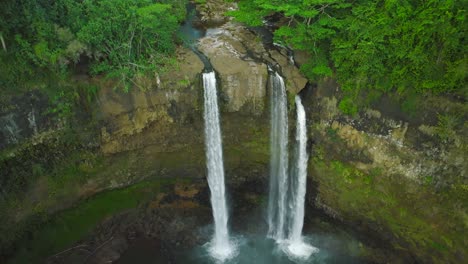 Drohne-Aus-Der-Luft-Weitschuss-Langsamer-Kran-Nach-Unten-Vom-Wasserfall,-Der-Den-Darunter-Liegenden-Pool-Freigibt