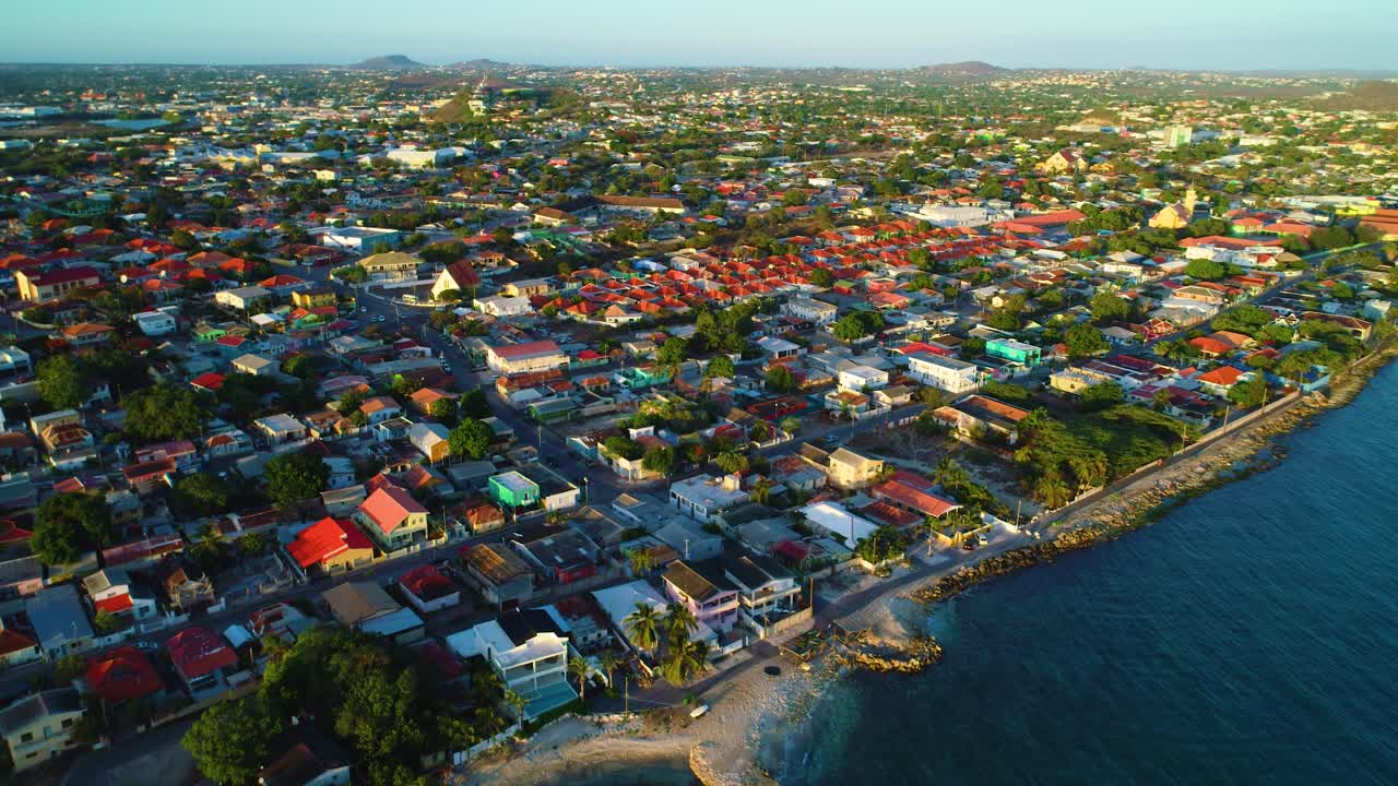 Splendido quartiere costiero di Pietermaai e Punda a Curaçao al tramonto.