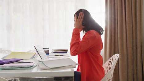 Video-Einer-Lächelnden-Gemischtrassigen-Frau-Mit-Dunklem-Haar,-Die-Einen-Laptop-Benutzt