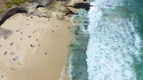 Imágenes-De-Drones-Cinematográficos-De-La-Vista-Superior-Del-Océano-Azul-De-Bali,-Indonesia,-Hermosa-Playa-Escondida