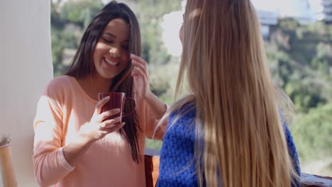mujer joven tomando café y usando un móvil