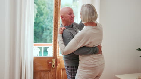 Feliz,-Bailando-O-Abrazo-De-Pareja-De-Ancianos-En-La-Sala-De-Estar