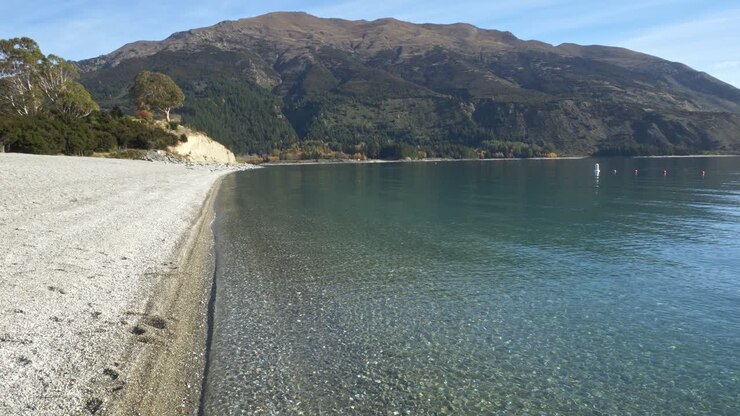 Costa rocciosa del lago Hawea nella regione di Otago, Isola del Sud, Nuova Zelanda - Campo lungo