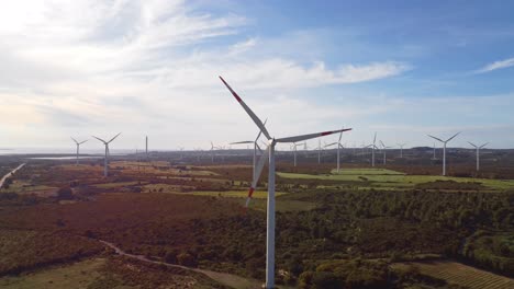 Muchos-Aerogeneradores-Girando-En-Un-Día-Ventoso-En-El-Paisaje-Rural,-Energía-Verde