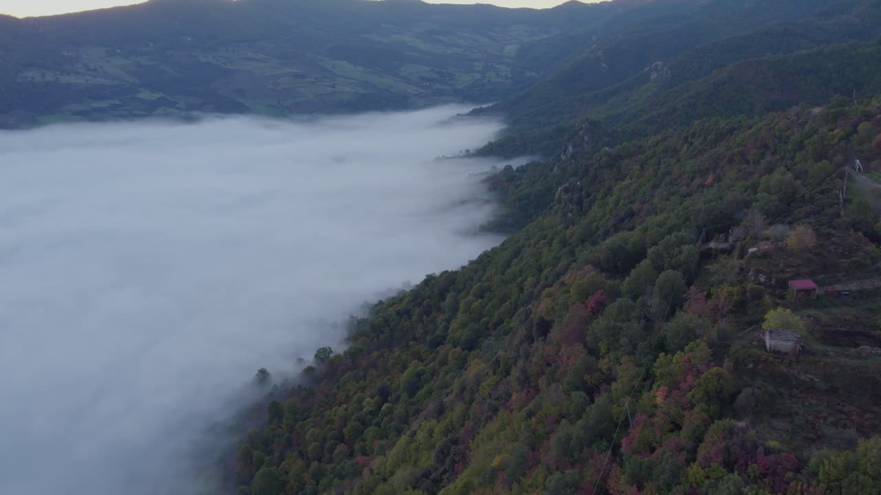 nubes bajas en el valle en pietrapertosa durante el amanecer, aérea