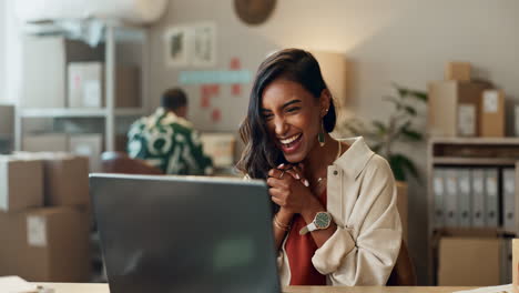 Mujer-Feliz,-Computadora-Portátil-Y-Bomba-De-Puño-En-Celebración