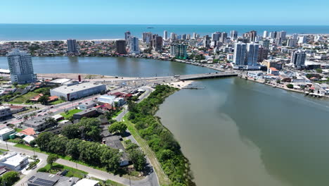 imágenes aéreas de la ciudad de tramandai en el río