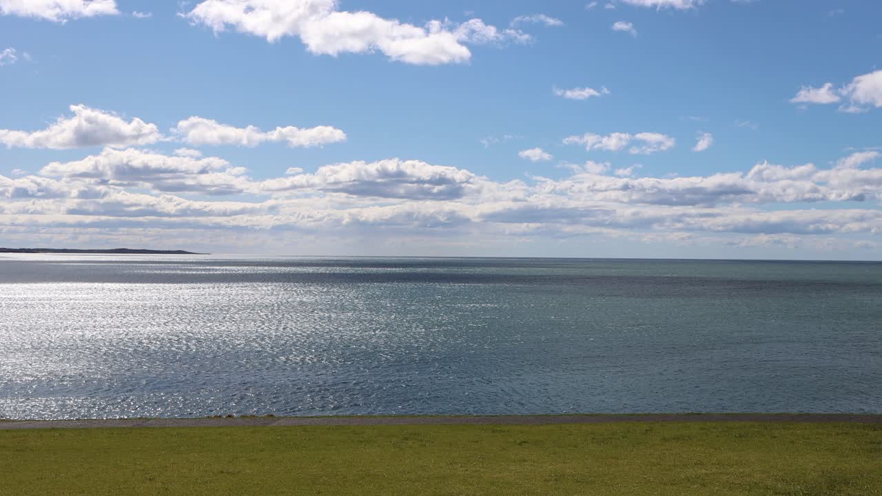 흐린 화창한 날 동안 호주 뉴 사우스 웨일즈의 키아마 해변, 잠긴 샷