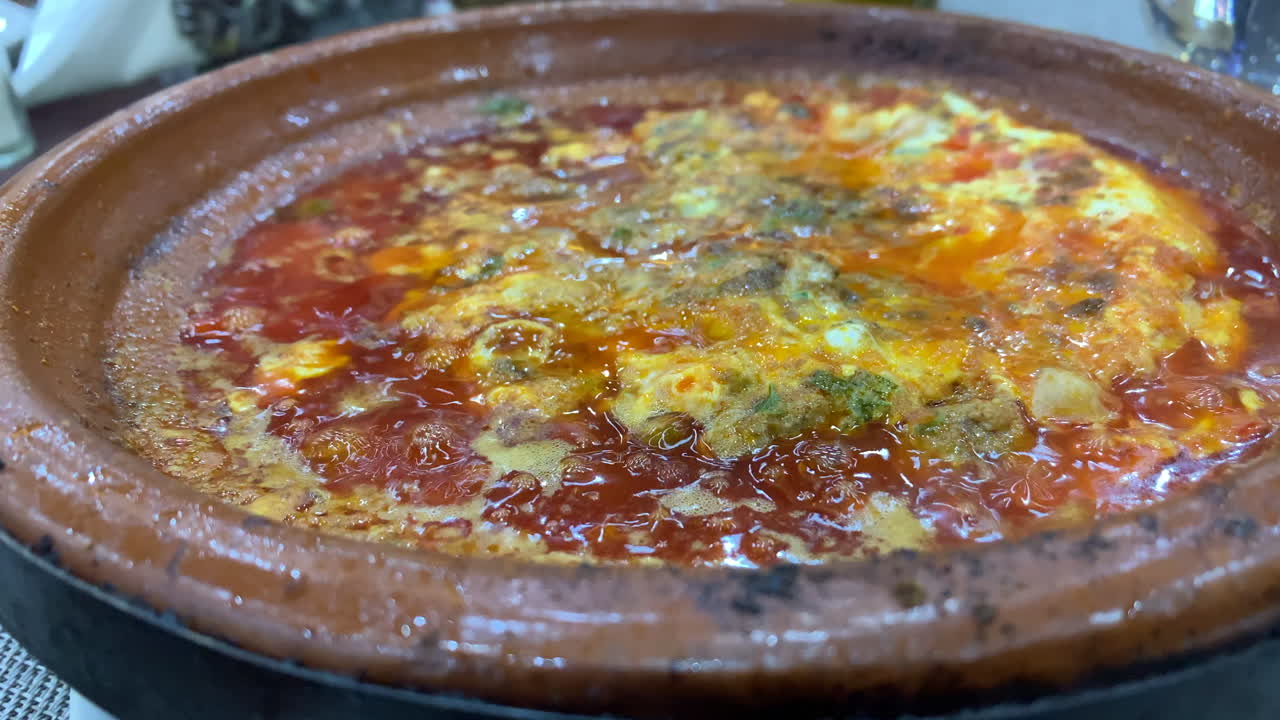 primer plano de tajine burbujeante caliente, tagine plato tradicional marroquí slomo