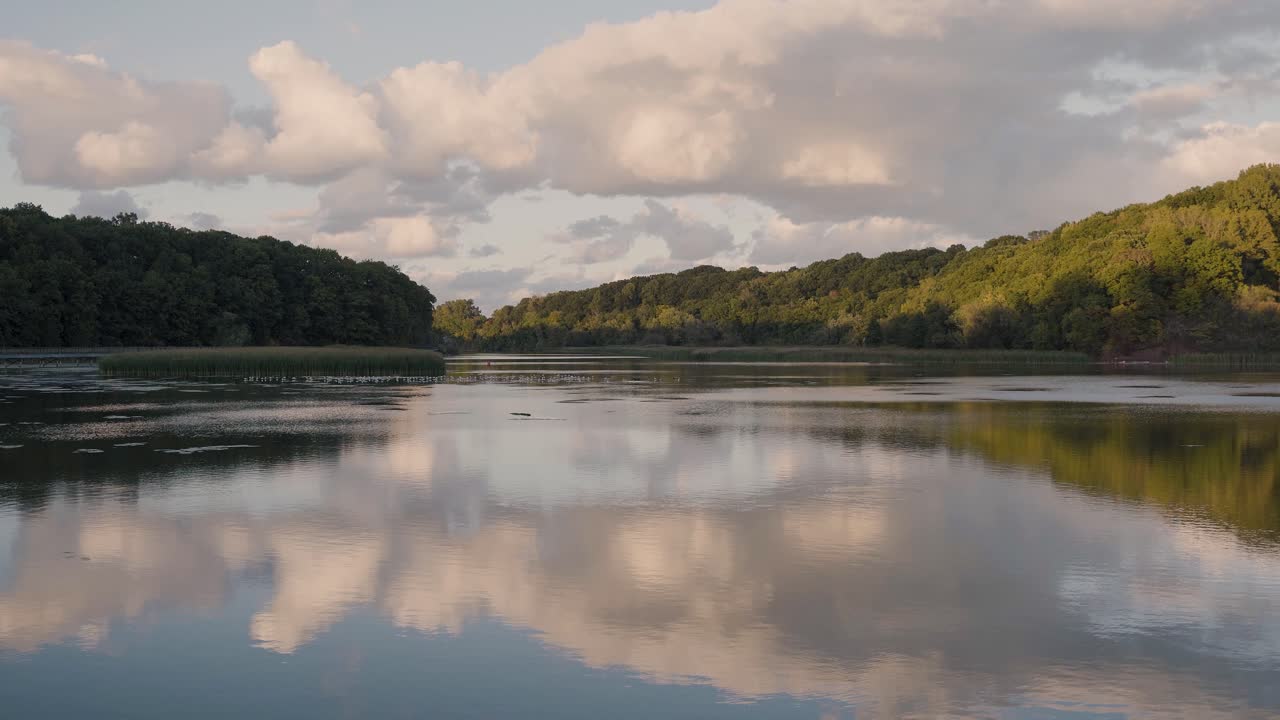 뉴욕의 로체스터에 있는 평온한 호수의 조용한 오후 풍경, 다채로운 하늘을 반영하는, 놀라운 풍경.