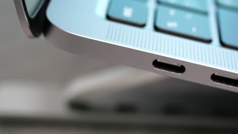 movimiento de rotación de cerca del puerto usb tipo c para la conexión en portátil con teclado tailandés borroso