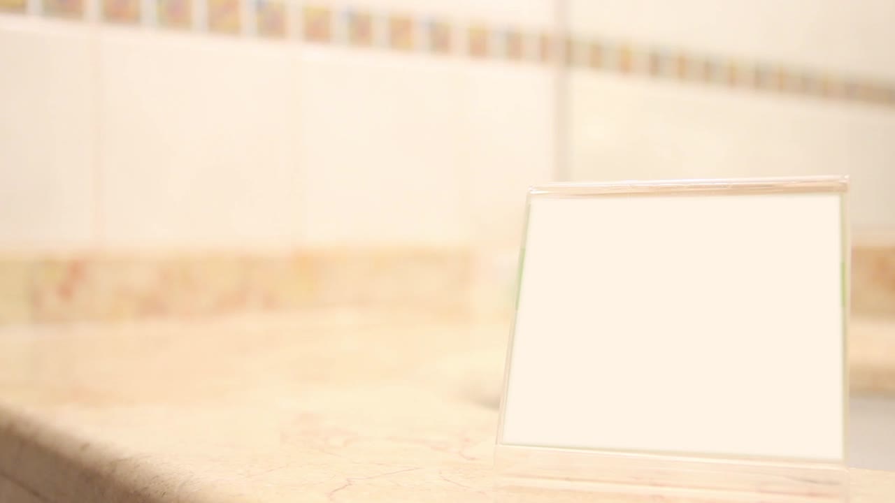 близкий снимок хозяйки, помещающей чистые полотенца для ванной в ванной комнате с хромовой картой