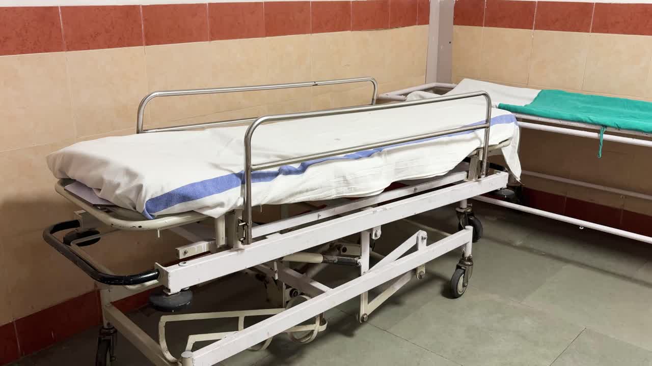 camilla de traslado de pacientes en la unidad de cuidados intensivos