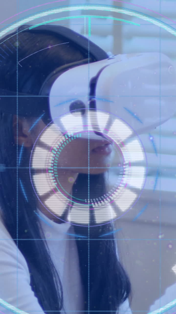 rastros de luz sobre el escáner de alcance de neón contra la mujer gesticulando mientras usa auriculares vr en la oficina