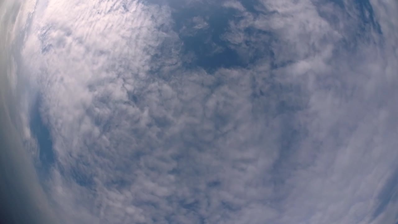 cielo azul y capa de nubes moviéndose en una hermosa tarde soleada
