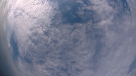 cielo azul y capa de nubes moviéndose en una hermosa tarde soleada