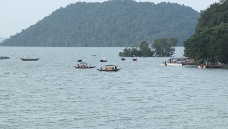 hombre del bote remando el bote en maithon damn en dhanbad en jharkhand, india el 27 de septiembre de 2020