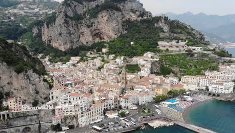 Costa-De-Amalfi-Medio-Círculo-Tiro-Con-Drones-Ciudad-Completa-Y-Mar-Azul-Full-Hd-50-Fps