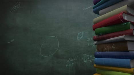 animation von mathematischen gleichungen über einen stapel bücher