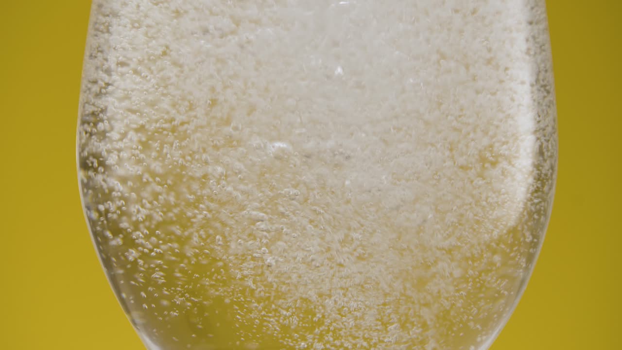 burbujas extremas de agua con gas después de llenar el vidrio transparente