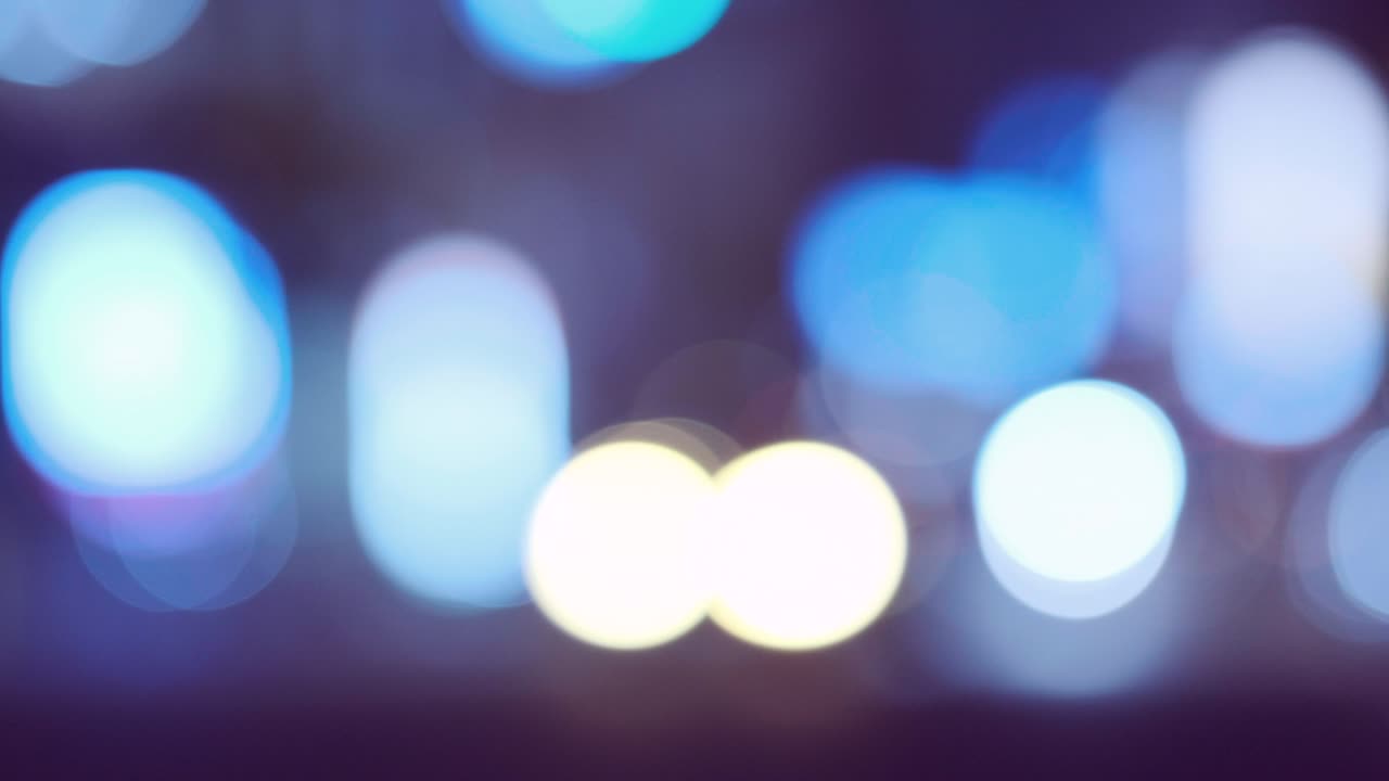 4k tono fresco vídeo desenfocado de vista nocturna urbana con transporte y transeúntes