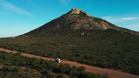 Luftaufnahme-Eines-Lieferwagens,-Der-An-Einem-Sonnigen-Tag-Vor-Dem-Frenchman-Peak-Im-Cape-Legrand-Nationalpark-In-Der-Nähe-Von-Esperance-Fährt,-Westaustralien