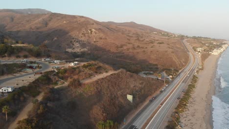 Wellen-Brechen-über-Den-Strand-In-Malibu,-Kalifornien,-In-Der-Nähe-Des-Berühmten-Malibu-Rv-Resort