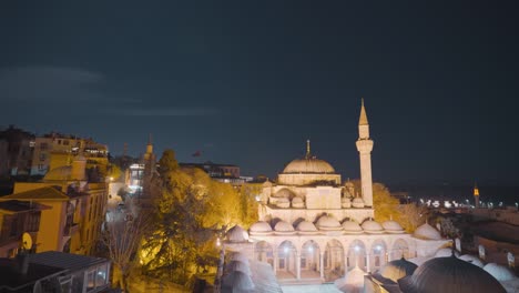 hermosa mezquita en el fondo de la ciudad nocturna. acción. iluminada por linternas, mezquita en fondo de istanbul por la noche. vista superior de la noche de istanbol con mezquitas iluminadas