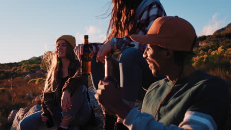 een groep vrienden die samen drinken, toast maken, op het mooie platteland rondhangen en van de zonsondergang genieten.