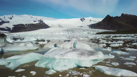 Langsame-Luftaufnahmen-über-Die-Massive-Gletscherlagune,-Die-Mit-Eisbergen-Bei-Fjallsarlon-Island-Gefüllt-Ist,-Deutet-Auf-Globale-Erwärmung-Und-Klimawandel-Hin-6