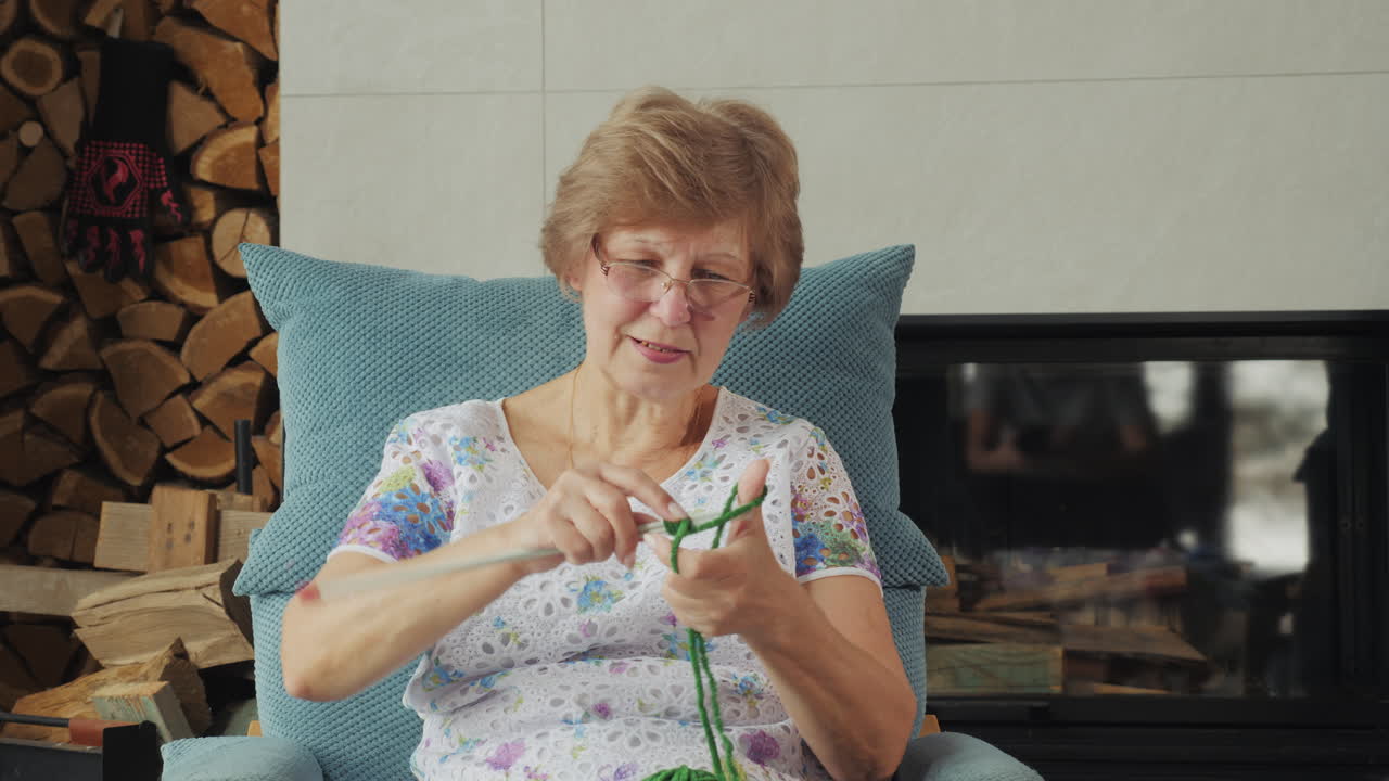 벽난로 에서 뜨개질 하는 여자