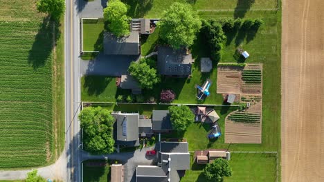 Drone-shot,-amish-residential-houses-neighborhood-in-rural-USA-creating-harmonious-scene