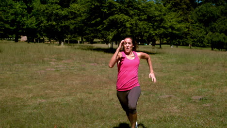 mujer en forma corriendo más allá de la cámara