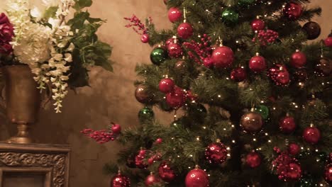 decoración navideña con flores y árbol
